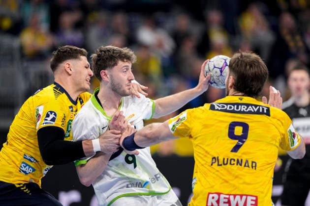 v.li.: Sebastian Heymann (RNL, 13), Niklas Theiß (Theiss, HSG, 9), Steven Plucnar Jacobsen (RNL, 9), Zweikampf, Spielszene, Duell, duel, tackle, tackling, Dynamik, Action, Aktion, 28.03.2026, Mannheim (Deutschland), Handball, Bundesliga, Rhein-Neckar Löwen - HSG Wetzlar