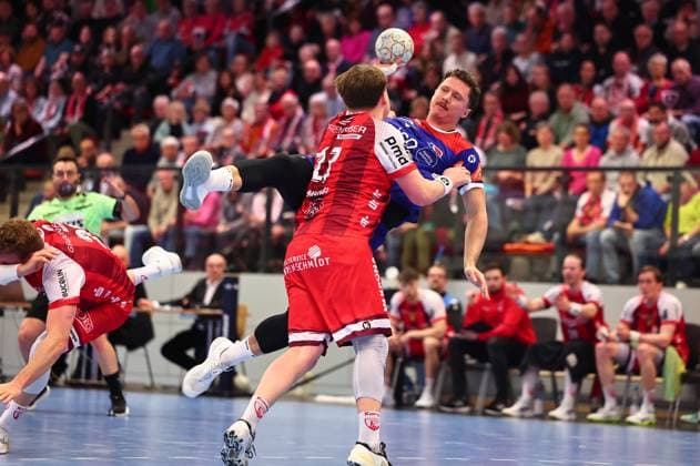 Mex Raguse (HBW Balingen-Weilstetten, 06) im Zweikampf mit Mattis Michel (TuS Ferndorf, 17) GER, TuS Ferndorf vs HBW Balingen-Weilstetten, Handball, 2. Bundesliga, 25. Spieltag, Spielzeit 2025 2026, 28.03.2026 GER, TuS Ferndorf vs HBW Balingen-Weilstetten, Handball, 2. Bundesliga, 25. Spieltag, Spielzeit 2025 2026, 28.03.2026 Kreuztal Copyright: xEibner-Pressefoto RenexWeissx EP_RWS
