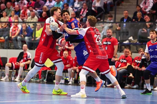 Yonatan Dayan (HBW Balingen-Weilstetten, 34) im Zweikampf mit Philip Wuerz (TuS Ferndorf, 20, links) und Marvin Mundus (TuS Ferndorf, 25) GER, TuS Ferndorf vs HBW Balingen-Weilstetten, Handball, 2. Bundesliga, 25. Spieltag, Spielzeit 2025 2026, 28.03.2026 GER, TuS Ferndorf vs HBW Balingen-Weilstetten, Handball, 2. Bundesliga, 25. Spieltag, Spielzeit 2025 2026, 28.03.2026 Kreuztal Copyright: xEibner-Pressefoto RenexWeissx EP_RWS