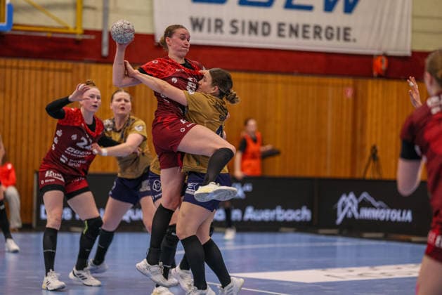 GER, Bensheim, HSG Bensheim Auerbach Flames vs Buxtehuder SV, Alsco Handball Bundesliga Frauen, Handball, DHB, Spielzeit 2025 2026, Weststadthalle Bensheim, 21. Spieltag im Bild v.l.: Lena Degenhardt (HSG Bensheim Auerbach Flames Frauen 8), Anika Hampel (Buxtehuder SV Frauen 10) DFB DFL REGULATIONS PROHIBIT ANY USE OF PHOTOGRAPHS AS IMAGE SEQUENCES AND OR QUASI-VIDEO, 28.03.2026 Copyright: HMBxMedia HendrikxHamelau