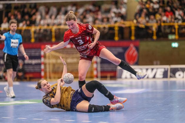 GER, Bensheim, HSG Bensheim Auerbach Flames vs Buxtehuder SV, Alsco Handball Bundesliga Frauen, Handball, DHB, Spielzeit 2025 2026, Weststadthalle Bensheim, 21. Spieltag im Bild v.l.: Isa Ternede (Buxtehuder SV Frauen 32), Amelie Berger (HSG Bensheim Auerbach Flames Frauen 3) DFB DFL REGULATIONS PROHIBIT ANY USE OF PHOTOGRAPHS AS IMAGE SEQUENCES AND OR QUASI-VIDEO, 28.03.2026 Copyright: HMBxMedia HendrikxHamelau