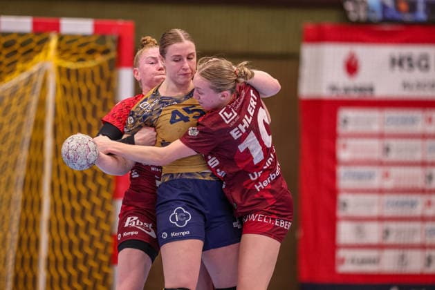 GER, Bensheim, HSG Bensheim Auerbach Flames vs Buxtehuder SV, Alsco Handball Bundesliga Frauen, Handball, DHB, Spielzeit 2025 2026, Weststadthalle Bensheim, 21. Spieltag im Bild v.l.: Meike Schmelzer (HSG Bensheim Auerbach Flames Frauen 24), Jolina Huhnstock (Buxtehuder SV Frauen 45), Matilda Ehlert (HSG Bensheim Auerbach Flames Frauen 10), Zweikampf DFB DFL REGULATIONS PROHIBIT ANY USE OF PHOTOGRAPHS AS IMAGE SEQUENCES AND OR QUASI-VIDEO, 28.03.2026 Copyright: HMBxMedia HendrikxHamelau