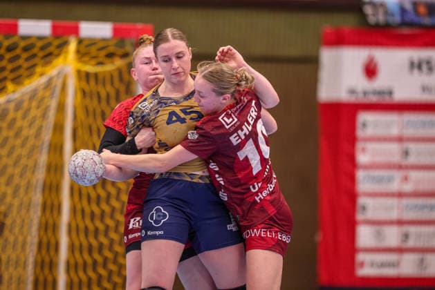 GER, Bensheim, HSG Bensheim Auerbach Flames vs Buxtehuder SV, Alsco Handball Bundesliga Frauen, Handball, DHB, Spielzeit 2025 2026, Weststadthalle Bensheim, 21. Spieltag im Bild v.l.: Meike Schmelzer (HSG Bensheim Auerbach Flames Frauen 24), Jolina Huhnstock (Buxtehuder SV Frauen 45), Matilda Ehlert (HSG Bensheim Auerbach Flames Frauen 10), Zweikampf DFB DFL REGULATIONS PROHIBIT ANY USE OF PHOTOGRAPHS AS IMAGE SEQUENCES AND OR QUASI-VIDEO, 28.03.2026 Copyright: HMBxMedia HendrikxHamelau