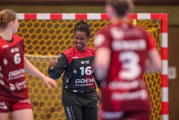 GER, Bensheim, HSG Bensheim Auerbach Flames vs Buxtehuder SV, Alsco Handball Bundesliga Frauen, Handball, DHB, Spielzeit 2025 2026, Weststadthalle Bensheim, 21. Spieltag im Bild: Vanessa Fehr (HSG Bensheim Auerbach Flames Frauen 16), Jubel, Freude und Emotionen nach dem Tor, Parade DFB DFL REGULATIONS PROHIBIT ANY USE OF PHOTOGRAPHS AS IMAGE SEQUENCES AND OR QUASI-VIDEO, 28.03.2026 Copyright: HMBxMedia HendrikxHamelau