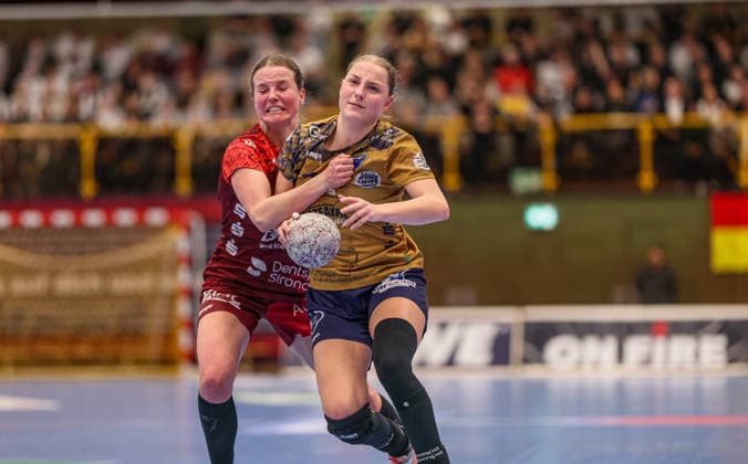 GER, Bensheim, HSG Bensheim Auerbach Flames vs Buxtehuder SV, Alsco Handball Bundesliga Frauen, Handball, DHB, Spielzeit 2025 2026, Weststadthalle Bensheim, 21. Spieltag im Bild v.l.: Amelie Berger (HSG Bensheim Auerbach Flames Frauen 3), Oliwia Kaminska (Buxtehuder SV Frauen 12), Zweikampf DFB DFL REGULATIONS PROHIBIT ANY USE OF PHOTOGRAPHS AS IMAGE SEQUENCES AND OR QUASI-VIDEO, 28.03.2026 Copyright: HMBxMedia HendrikxHamelau