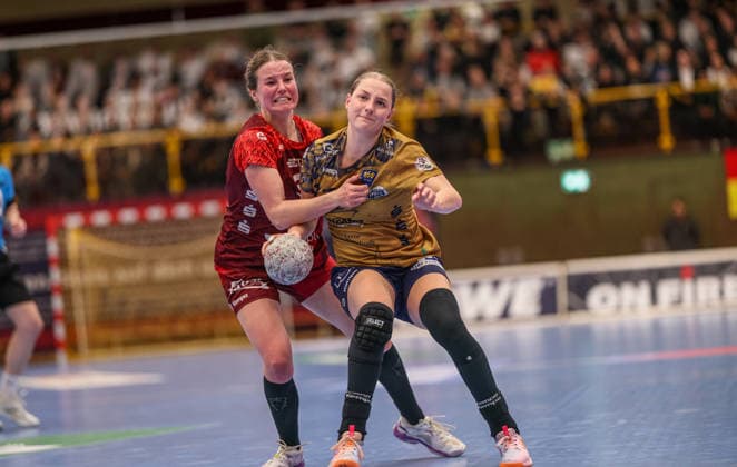 GER, Bensheim, HSG Bensheim Auerbach Flames vs Buxtehuder SV, Alsco Handball Bundesliga Frauen, Handball, DHB, Spielzeit 2025 2026, Weststadthalle Bensheim, 21. Spieltag im Bild v.l.: Amelie Berger (HSG Bensheim Auerbach Flames Frauen 3), Oliwia Kaminska (Buxtehuder SV Frauen 12), Zweikampf DFB DFL REGULATIONS PROHIBIT ANY USE OF PHOTOGRAPHS AS IMAGE SEQUENCES AND OR QUASI-VIDEO, 28.03.2026 Copyright: HMBxMedia HendrikxHamelau