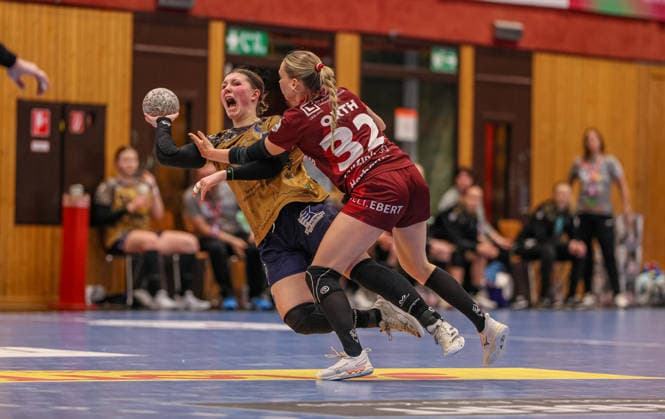 GER, Bensheim, HSG Bensheim Auerbach Flames vs Buxtehuder SV, Alsco Handball Bundesliga Frauen, Handball, DHB, Spielzeit 2025 2026, Weststadthalle Bensheim, 21. Spieltag im Bild v.l.: Anika Hampel (Buxtehuder SV Frauen 10), Neele Orth (HSG Bensheim Auerbach Flames Frauen 32), Zweikampf, Wurf DFB DFL REGULATIONS PROHIBIT ANY USE OF PHOTOGRAPHS AS IMAGE SEQUENCES AND OR QUASI-VIDEO, 28.03.2026 Copyright: HMBxMedia HendrikxHamelau