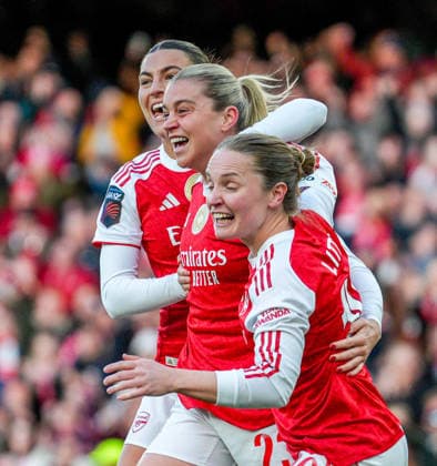 Arsenal Women v Tottenham Hotspur Women Barclays Women s Super League Alessia Russo of Arsenal Women celebrates with her team-mates after scoring her sides first goal during the Barclays Women s Super League match at the Emirates Stadium, London 28 03 2026 UK Newspapers OUT Copyright: xNickxEmmersonx FIL-23194-0014