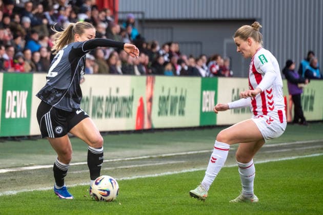 Deutschland: Fussball Google Pixel Frauen-Bundesliga 2025 2026 - 1.FC Köln vs Eintracht Frankfurt-22. Spieltag - Franz-Kremer-Stadion (Köln): Nadine Riesen (Eintracht Frankfurt, 22) im Duell mit Anna-Lena Stolze (1.FC Köln, 7) Copyright: xOrhanxHabashx