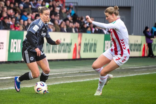 Deutschland: Fussball Google Pixel Frauen-Bundesliga 2025 2026 - 1.FC Köln vs Eintracht Frankfurt-22. Spieltag - Franz-Kremer-Stadion (Köln): Nadine Riesen (Eintracht Frankfurt, 22) im Duell mit Anna-Lena Stolze (1.FC Köln, 7) Copyright: xOrhanxHabashx