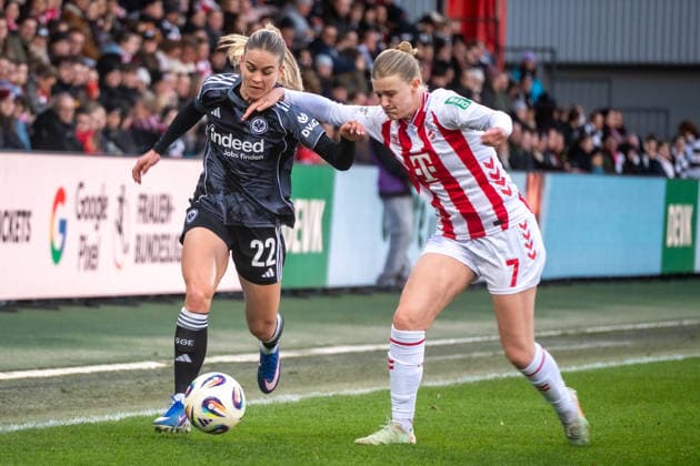 Deutschland: Fussball Google Pixel Frauen-Bundesliga 2025 2026 - 1.FC Köln vs Eintracht Frankfurt-22. Spieltag - Franz-Kremer-Stadion (Köln): Nadine Riesen (Eintracht Frankfurt, 22) im Duell mit Anna-Lena Stolze (1.FC Köln, 7) Copyright: xOrhanxHabashx