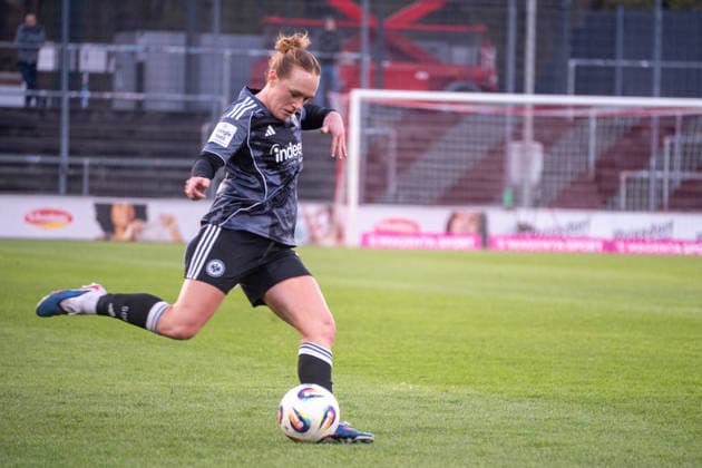Deutschland: Fussball Google Pixel Frauen-Bundesliga 2025 2026 - 1.FC Köln vs Eintracht Frankfurt-22. Spieltag - Franz-Kremer-Stadion (Köln): am Ball Lisanne Gräwe (Eintracht Frankfurt, 8) Copyright: xOrhanxHabashx