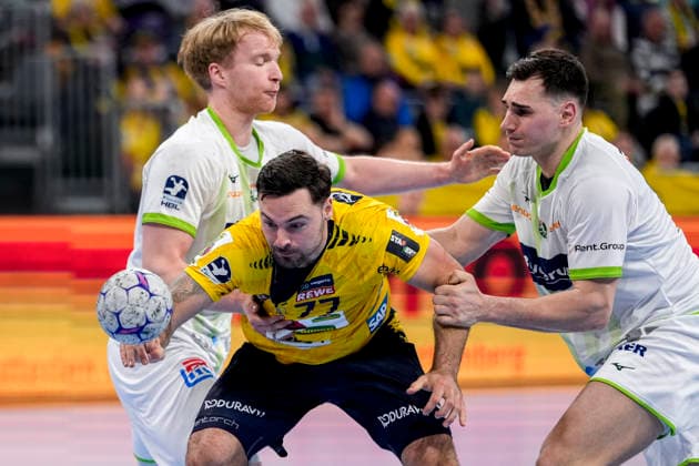 v.li.: Georg Löwen (HSG, 33), Dani Baijens (RNL, 77), Josip Simic (HSG, 10), Zweikampf, Spielszene, Duell, duel, tackle, tackling, Dynamik, Action, Aktion, 28.03.2026, Mannheim (Deutschland), Handball, Bundesliga, Rhein-Neckar Löwen - HSG Wetzlar