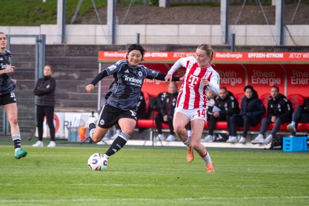 Deutschland: Fussball Google Pixel Frauen-Bundesliga 2025 2026 - 1.FC Köln vs Eintracht Frankfurt-22. Spieltag - Franz-Kremer-Stadion (Köln): Remina Chiba (Eintracht Frankfurt, 15) im Duell mit Carlotta Imping (1.FC Köln, 14) Copyright: xOrhanxHabashx