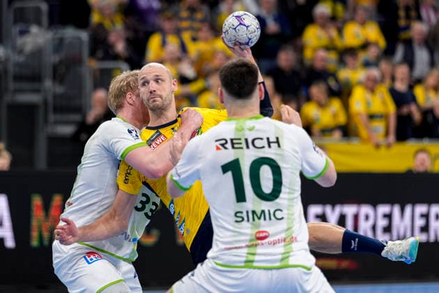 v.li.: Georg Löwen (HSG, 33), Lukas Sandell (RNL, 11), Josip Simic (HSG, 10), Zweikampf, Spielszene, Duell, duel, tackle, tackling, Dynamik, Action, Aktion, 28.03.2026, Mannheim (Deutschland), Handball, Bundesliga, Rhein-Neckar Löwen - HSG Wetzlar