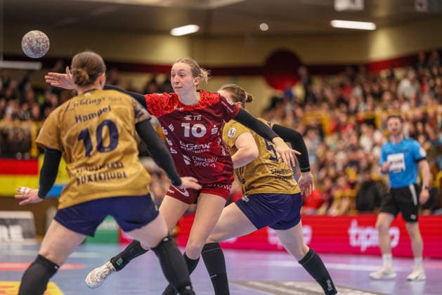 GER, Bensheim, HSG Bensheim Auerbach Flames vs Buxtehuder SV, Alsco Handball Bundesliga Frauen, Handball, DHB, Spielzeit 2025 2026, Weststadthalle Bensheim, 21. Spieltag im Bild v.l.: Anika Hampel (Buxtehuder SV Frauen 10), Matilda Ehlert (HSG Bensheim Auerbach Flames Frauen 10) DFB DFL REGULATIONS PROHIBIT ANY USE OF PHOTOGRAPHS AS IMAGE SEQUENCES AND OR QUASI-VIDEO, 28.03.2026 Copyright: HMBxMedia HendrikxHamelau