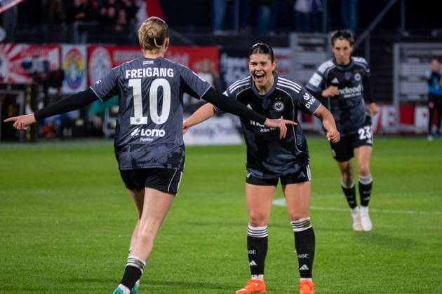 Sport Bilder des Tages Deutschland: Fussball Google Pixel Frauen-Bundesliga 2025 2026 - 1.FC Köln vs Eintracht Frankfurt-22. Spieltag - Franz-Kremer-Stadion (Köln): Tor und Torjubel zum 1:1 durch Laura Freigang (Eintracht Frankfurt, 10). Freude, Emotionen, Jubel, Begeisterung, glücklich, feiern Copyright: xOrhanxHabashx