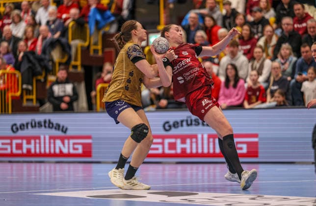 GER, Bensheim, HSG Bensheim Auerbach Flames vs Buxtehuder SV, Alsco Handball Bundesliga Frauen, Handball, DHB, Spielzeit 2025 2026, Weststadthalle Bensheim, 21. Spieltag im Bild v.l.: Isabelle Dölle (Buxtehuder SV Frauen 11), Lena Degenhardt (HSG Bensheim Auerbach Flames Frauen 8) DFB DFL REGULATIONS PROHIBIT ANY USE OF PHOTOGRAPHS AS IMAGE SEQUENCES AND OR QUASI-VIDEO, 28.03.2026 Copyright: HMBxMedia HendrikxHamelau