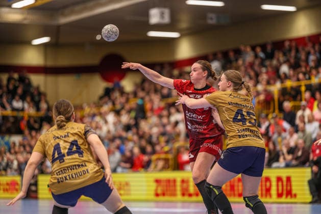 GER, Bensheim, HSG Bensheim Auerbach Flames vs Buxtehuder SV, Alsco Handball Bundesliga Frauen, Handball, DHB, Spielzeit 2025 2026, Weststadthalle Bensheim, 21. Spieltag im Bild v.l.: Lena Degenhardt (HSG Bensheim Auerbach Flames Frauen 8), Jolina Huhnstock (Buxtehuder SV Frauen 45) DFB DFL REGULATIONS PROHIBIT ANY USE OF PHOTOGRAPHS AS IMAGE SEQUENCES AND OR QUASI-VIDEO, 28.03.2026 Copyright: HMBxMedia HendrikxHamelau