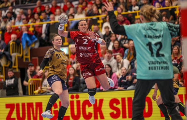 GER, Bensheim, HSG Bensheim Auerbach Flames vs Buxtehuder SV, Alsco Handball Bundesliga Frauen, Handball, DHB, Spielzeit 2025 2026, Weststadthalle Bensheim, 21. Spieltag im Bild v.l.: Mareike Thomaier (HSG Bensheim Auerbach Flames Frauen 2), Oliwia Kaminska (Buxtehuder SV Frauen 12) DFB DFL REGULATIONS PROHIBIT ANY USE OF PHOTOGRAPHS AS IMAGE SEQUENCES AND OR QUASI-VIDEO, 28.03.2026 Copyright: HMBxMedia HendrikxHamelau