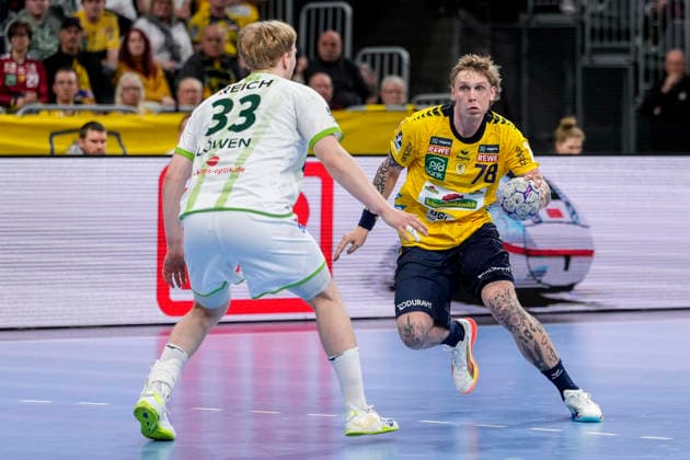 v.li.: Georg Löwen (HSG, 33), Edwin Aspenbäck (RNL, 78), Zweikampf, Spielszene, Duell, duel, tackle, tackling, Dynamik, Action, Aktion, 28.03.2026, Mannheim (Deutschland), Handball, Bundesliga, Rhein-Neckar Löwen - HSG Wetzlar