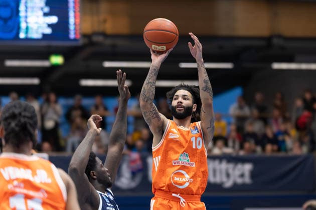 Marcus Foster (MBC, 5), Tevin Brown (Vechta, 10), Syntainics MBC vs. Rasta Vechta, Basketball, 1. Bundesliga, Maenner, 26. Spieltag, Saison 2025 26, 28.03.2026. Weißenfels Stadthalle Sachsen-Anhalt Deutschland