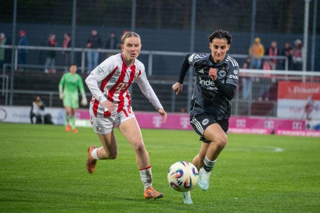 Deutschland: Fussball Google Pixel Frauen-Bundesliga 2025 2026 - 1.FC Köln vs Eintracht Frankfurt-22. Spieltag - Franz-Kremer-Stadion (Köln): im Duell Dilara Acikgöz (Eintracht Frankfurt, 29) mit Carlotta Imping (1.FC Köln, 14) Copyright: xOrhanxHabashx