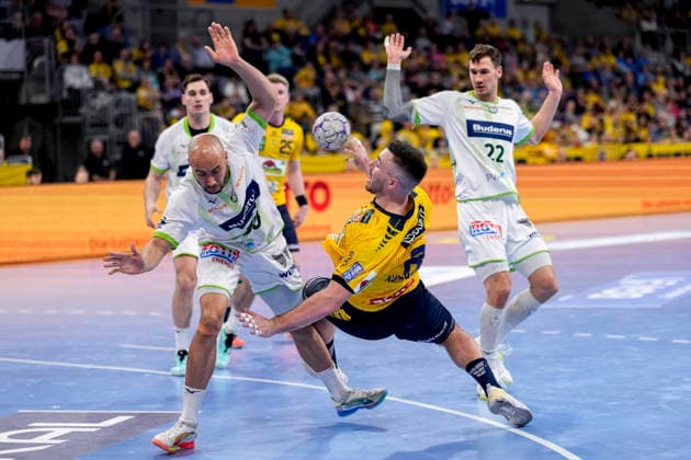 v.li.: David Cyrill Akakpo (HSG, 20), Jannik Kohlbacher (RNL, 80), Zweikampf, Spielszene, Duell, duel, tackle, tackling, Dynamik, Action, Aktion, 28.03.2026, Mannheim (Deutschland), Handball, Bundesliga, Rhein-Neckar Löwen - HSG Wetzlar