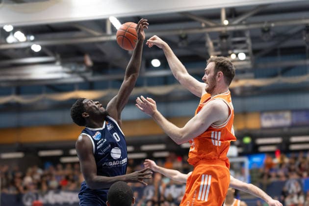 Khyri Thomas (MBC, 0), Philipp Herkenhoff (Vechta, 14), Syntainics MBC vs. Rasta Vechta, Basketball, 1. Bundesliga, Maenner, 26. Spieltag, Saison 2025 26, 28.03.2026. Weißenfels Stadthalle Sachsen-Anhalt Deutschland