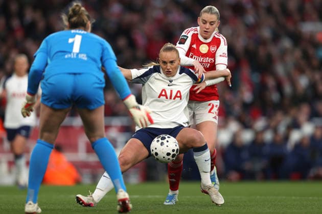 Womens Super League - Arsenal v Tottenham 28 March 2026 London - Women s Super League football - Arsenal v Tottenham Hotspur - Molly Elizabeth Ann Bartrip of Tottenham Hotspur waits anxiously for her goalkeeper to gather the ball as Alessia Russo of Arsenal puts her under pressure - (Photo by Mark Leech). London UK Copyright: xMarkxLeechxOffside