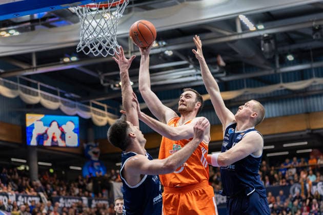 Jure Planinic (MBC, 44), Philipp Herkenhoff (Vechta, 14), Collin Welp (MBC, 40), Syntainics MBC vs. Rasta Vechta, Basketball, 1. Bundesliga, Maenner, 26. Spieltag, Saison 2025 26, 28.03.2026. Weißenfels Stadthalle Sachsen-Anhalt Deutschland