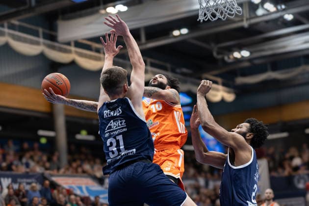 Spencer Reaves (MBC, 31), Tevin Brown (Vechta, 10), RJ Gunn (MBC, 21), Syntainics MBC vs. Rasta Vechta, Basketball, 1. Bundesliga, Maenner, 26. Spieltag, Saison 2025 26, 28.03.2026. Weißenfels Stadthalle Sachsen-Anhalt Deutschland
