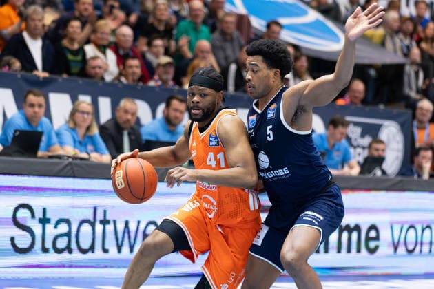 Lloyd Pandi (Vechta, 41), Marcus Foster (MBC, 5), Syntainics MBC vs. Rasta Vechta, Basketball, 1. Bundesliga, Maenner, 26. Spieltag, Saison 2025 26, 28.03.2026. Weißenfels Stadthalle Sachsen-Anhalt Deutschland