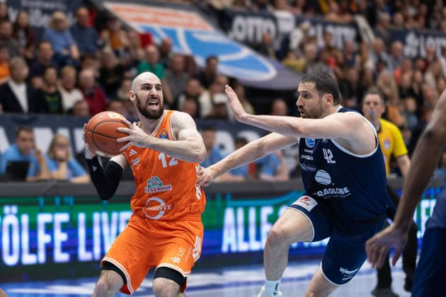 Tommy Kuhse (Vechta, 12), Nemanja Djurisic (MBC, 42), Syntainics MBC vs. Rasta Vechta, Basketball, 1. Bundesliga, Maenner, 26. Spieltag, Saison 2025 26, 28.03.2026. Weißenfels Stadthalle Sachsen-Anhalt Deutschland