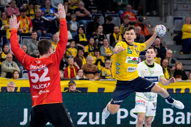 v.li.: Andreas Palicka (Torwart, HSG, 52), Gino Steenaerts (RNL, 14), beim Sprungwurf, Wurf, Torwurf, Action, Aktion, Spielszene, 28.03.2026, Mannheim (Deutschland), Handball, Bundesliga, Rhein-Neckar Löwen - HSG Wetzlar