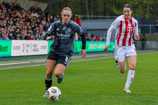 Köln, Deutschland: 28. März 2026 - 1. Frauen Bundesliga - 22. Spieltag - 1. FC Köln Frauen vs. Eintracht Frankfurt Frauen Im Bild: v.li. Lisanne Gräwe Graewe (SGE) und Sara Agrez (1. FC Köln) Copyright: HMBxMedia MadeleinexFantini