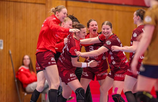 GER, Bensheim, HSG Bensheim Auerbach Flames vs Buxtehuder SV, Alsco Handball Bundesliga Frauen, Handball, DHB, Spielzeit 2025 2026, Weststadthalle Bensheim, 21. Spieltag im Bild: Bensheim Flames, Freude und Emotionen nach dem Sieg, Jubel, 3. Platz gesichert, Nina Engel (HSG Bensheim Auerbach Flames Frauen 6), Amelie Berger (HSG Bensheim Auerbach Flames Frauen 3), Mareike Thomaier (HSG Bensheim Auerbach Flames Frauen 2), Meike Schmelzer (HSG Bensheim Auerbach Flames Frauen 24) DFB DFL REGULATIONS PROHIBIT ANY USE OF PHOTOGRAPHS AS IMAGE SEQUENCES AND OR QUASI-VIDEO, 28.03.2026 Copyright: HMBxMedia HendrikxHamelau