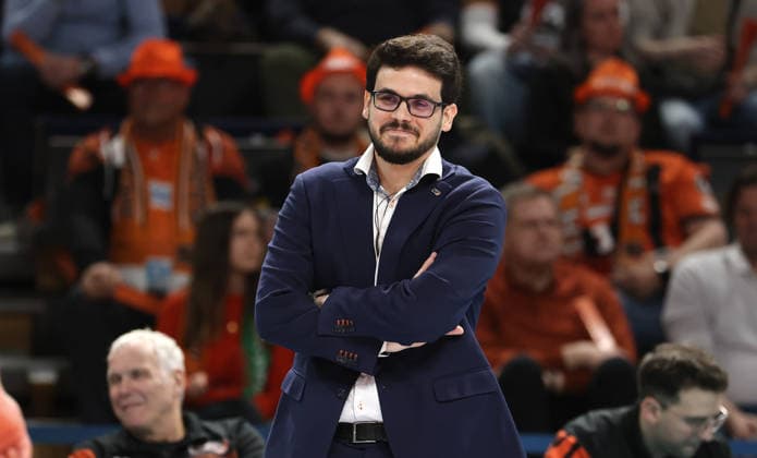 Trainer Alexandre Leal lächelt zufrieden Aktion Oberkörper Volleyball Bundesliga Playoff Viertelfinale Herren Saison 2025 2026 28.03.2026 BR Volleys Berlin BRV vs Netzhoppers KW Königswusterhausen
