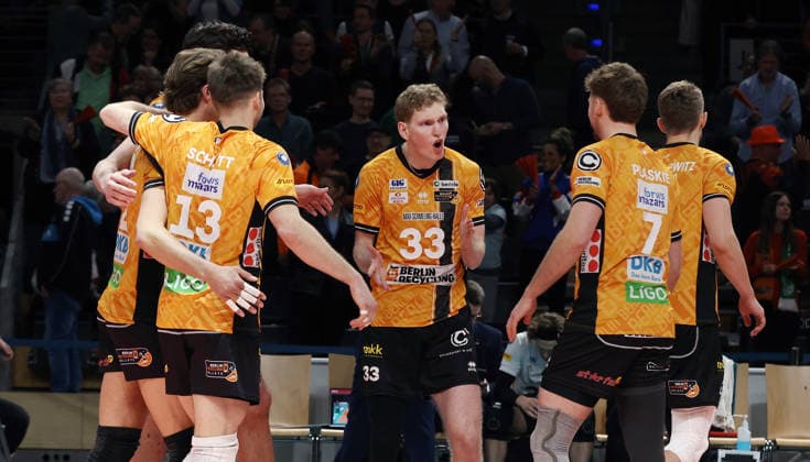 BR Volleys jubeln nach Satzgewinn zum 2:0 Freude Emotion Jubel Volleyball Bundesliga Playoff Viertelfinale Herren Saison 2025 2026 28.03.2026 BR Volleys Berlin BRV vs Netzhoppers KW Königswusterhausen
