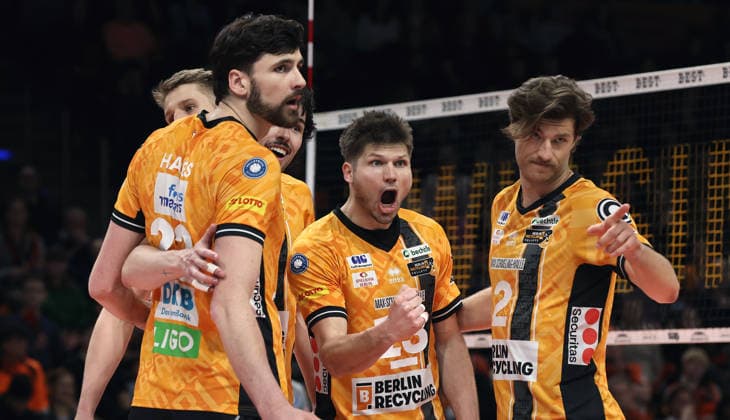 Jake Hanes, Ruben Schott, Matthew Knigge jubelt Freude Emotion Jubel Volleyball Bundesliga Playoff Viertelfinale Herren Saison 2025 2026 28.03.2026 BR Volleys Berlin BRV vs Netzhoppers KW Königswusterhausen