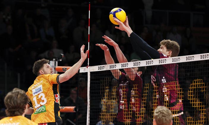 Ruben Schott, Hannes Gerken, Caleb Limpscomb Zweikampf Spielszene Aktion Volleyball Bundesliga Playoff Viertelfinale Herren Saison 2025 2026 28.03.2026 BR Volleys Berlin BRV vs Netzhoppers KW Königswusterhausen