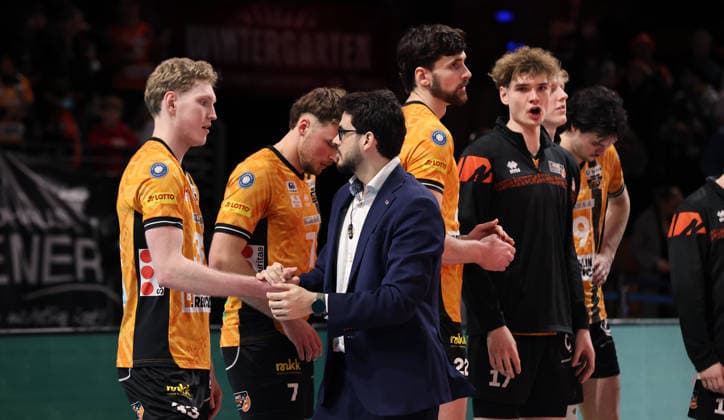 Fedor Ivanov klatscht ab mit Trainer Alexandre Leal, Jake Hanes, Arthur Wehner Aktion Oberkörper Volleyball Bundesliga Playoff Viertelfinale Herren Saison 2025 2026 28.03.2026 BR Volleys Berlin BRV vs Netzhoppers KW Königswusterhausen