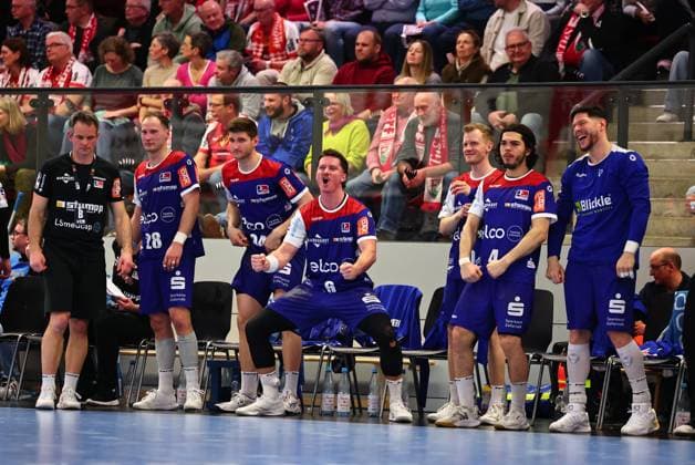 Die Spieler von HBW Balingen-Weilstetten feiern den Sieg gegen Ferndorf GER, TuS Ferndorf vs HBW Balingen-Weilstetten, Handball, 2. Bundesliga, 25. Spieltag, Spielzeit 2025 2026, 28.03.2026 GER, TuS Ferndorf vs HBW Balingen-Weilstetten, Handball, 2. Bundesliga, 25. Spieltag, Spielzeit 2025 2026, 28.03.2026 Kreuztal Copyright: xEibner-Pressefoto RenexWeissx EP_RWS