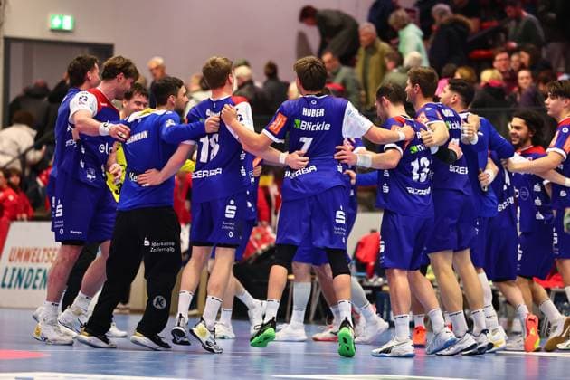 Die Spieler von HBW Balingen-Weilstetten feiern den Sieg gegen Ferndorf GER, TuS Ferndorf vs HBW Balingen-Weilstetten, Handball, 2. Bundesliga, 25. Spieltag, Spielzeit 2025 2026, 28.03.2026 GER, TuS Ferndorf vs HBW Balingen-Weilstetten, Handball, 2. Bundesliga, 25. Spieltag, Spielzeit 2025 2026, 28.03.2026 Kreuztal Copyright: xEibner-Pressefoto RenexWeissx EP_RWS