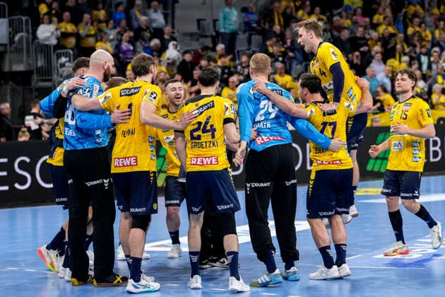 Sport Bilder des Tages Spieler der Rhein-Neckar-Löwen, Jubel nach dem Schlusspfiff, Freude über den Sieg, Sieger, Gewinner, jubelt, jubeln, fröhlic h, positiv, freut sich, freuen, optimistisch, Highlight, Action, Aktion, tanzen im Kreis, Teamkreis, Mannschaftskreis, 28.03.2026, Mannheim (Deutschland), Handball, Bundesliga, Rhein-Neckar Löwen - HSG Wetzlar