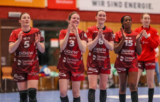 GER, Bensheim, HSG Bensheim Auerbach Flames vs Buxtehuder SV, Alsco Handball Bundesliga Frauen, Handball, DHB, Spielzeit 2025 2026, Weststadthalle Bensheim, 21. Spieltag im Bild v.l.: Isabell Hurst (HSG Bensheim Auerbach Flames Frauen 5), Amelie Berger (HSG Bensheim Auerbach Flames Frauen 3), Lena Degenhardt (HSG Bensheim Auerbach Flames Frauen 8), Freude und Emotionen nach dem Sieg, Jubel, DFB DFL REGULATIONS PROHIBIT ANY USE OF PHOTOGRAPHS AS IMAGE SEQUENCES AND OR QUASI-VIDEO, 28.03.2026 Copyright: HMBxMedia HendrikxHamelau