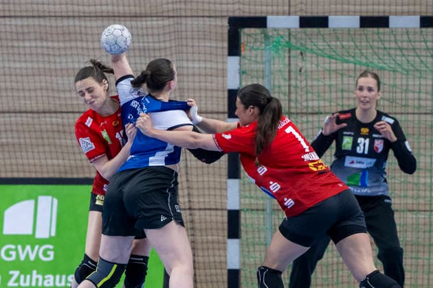 Handball Bundesliga Frauen,HBF, Saison 2025 2026 SV Union Halle-Neustadt vs.HSG Blomberg-Lippe Halle, Deutschland 28.Maerz 2026: Im Bild:v. li. im Zweikampf Madeleine Östlund Oestlund (Halle), Elin Magnusdottir (Blomberg) Halle Saale SWH Arena Sachsen-Anhalt Deutschland