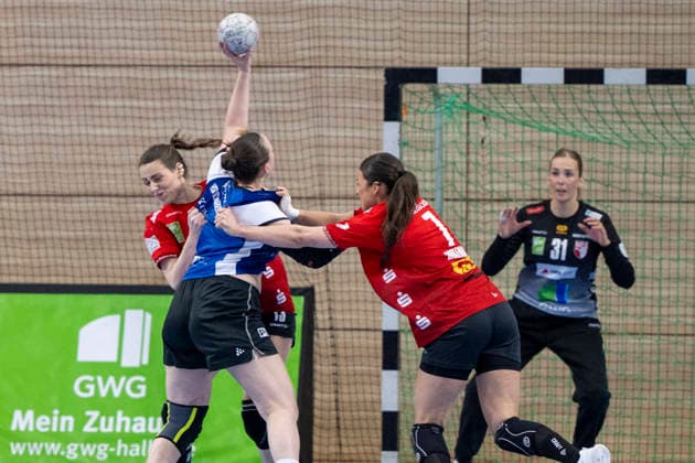 Handball Bundesliga Frauen,HBF, Saison 2025 2026 SV Union Halle-Neustadt vs.HSG Blomberg-Lippe Halle, Deutschland 28.Maerz 2026: Im Bild:v.li.Madeleine Östlund Oestlund (Halle), Elin Magnusdottir (Blomberg) und Lynn Molenaar (Halle) Halle Saale SWH Arena Sachsen-Anhalt Deutschland