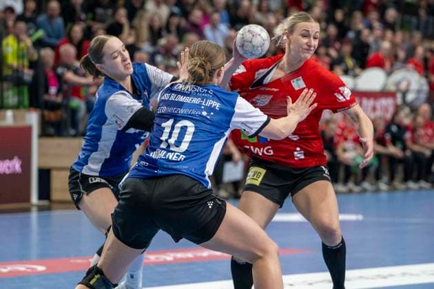 Handball Bundesliga Frauen,HBF, Saison 2025 2026 SV Union Halle-Neustadt vs.HSG Blomberg-Lippe Halle, Deutschland 28.Maerz 2026: Im Bild:v.li.Nieke Kühne Kuehne (Blomberg), Maxi Mühlner Muehlner (Blomberg) und Lea Gruber (Halle) Halle Saale SWH Arena Sachsen-Anhalt Deutschland