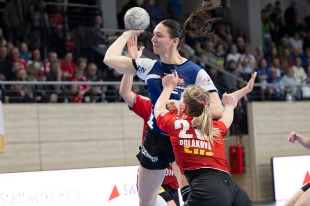 Handball Bundesliga Frauen,HBF, Saison 2025 2026 SV Union Halle-Neustadt vs.HSG Blomberg-Lippe Halle, Deutschland 28.Maerz 2026: Im Bild:v.li.Nuria Bucher (Blomberg) und Marie Polakova (Halle) Halle Saale SWH Arena Sachsen-Anhalt Deutschland